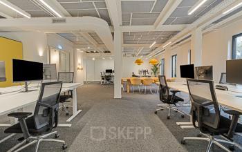 Modern office space rental at Keizersgracht 572 572, Amsterdam, featuring sleek workstations, ergonomic chairs, and large windows. Bright, open-plan layout in the Amsterdam Canal Belt ideal for collaborative work.