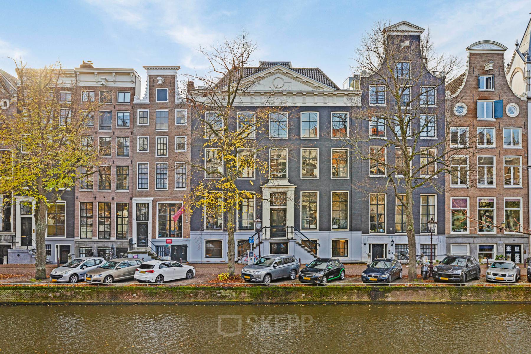 Charming exterior of an office building located at Keizersgracht 572, Amsterdam Canal Belt, showcasing traditional canal-side architecture ripe for office space rental.