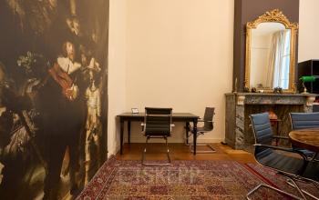 Charming office space to rent at Keizersgracht 391A in Amsterdam, featuring elegant furnishings, classic artwork, and a decorative fireplace, perfect for a stylish business setting.