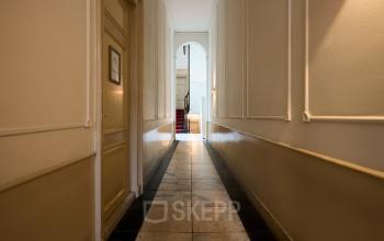 Hallway view of Keizersgracht 391A, Amsterdam, showcasing classic detailing and a grand entrance leading to office space rental opportunities.