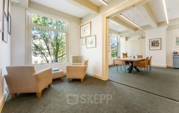 Bright office space at Keizersgracht 261 with large windows and modern furnishings in Amsterdam Canal Belt, ideal for office space rental.