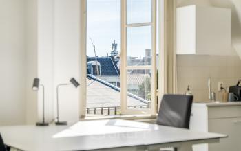 Bright office space with desk and view of Amsterdam Canal Belt at Keizersgracht 261 available for rent.