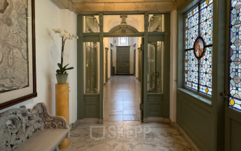 Elegant interior hallway at Keizersgracht 261 in Amsterdam Canal Belt, offering a glimpse of refined office spaces with historic charm available for office space rental.