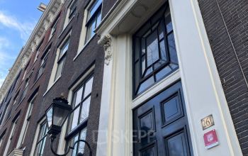 Exterior view of the office building at Keizersgracht 261 in Amsterdam Canal Belt, showcasing its historic architecture. Ideal for office space rental, the facade features large windows and ornate detailing.