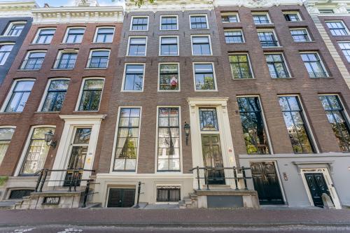 Exterior view of an office building at Keizersgracht 261 in Amsterdam Canal Belt, a prime location for office space rental.
