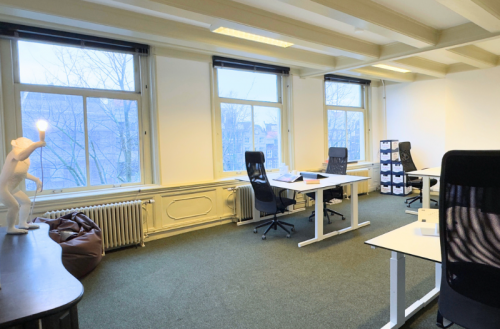 Bright office space at Keizersgracht 261 in Amsterdam Canal Belt, featuring large windows, comfortable seating, and stylish decor, ideal for office space rental.