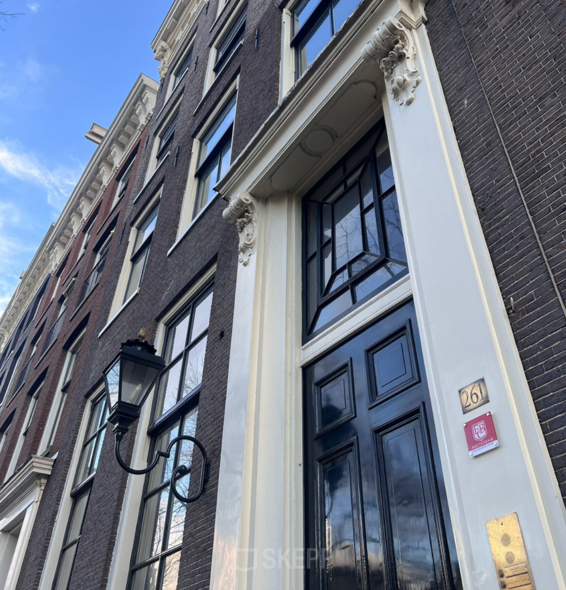 Exterior view of the office building at Keizersgracht 261 in Amsterdam Canal Belt, showcasing its historic architecture. Ideal for office space rental, the facade features large windows and ornate detailing.