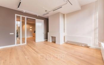 Spacious unfurnished office space at Herengracht 582-584 in Amsterdam Canal Belt with wooden floors and large windows, ideal for rent office space.