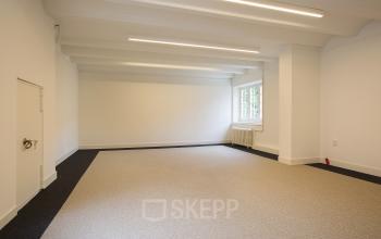 Spacious, unfurnished office space with large windows in Herengracht 448-458, Amsterdam Canal Belt.