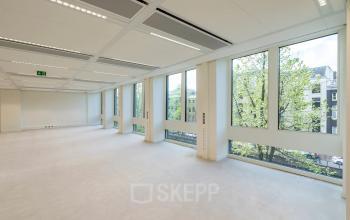 Bright office space featuring large windows overlooking the Amsterdam Canal Belt at Herengracht 459-469, ideal for office space rental.