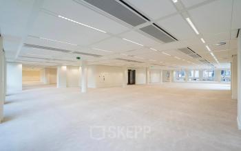 Spacious office space for rent at Herengracht 459-469 in Amsterdam Canal Belt, with an open layout and ample natural light streaming through large windows.