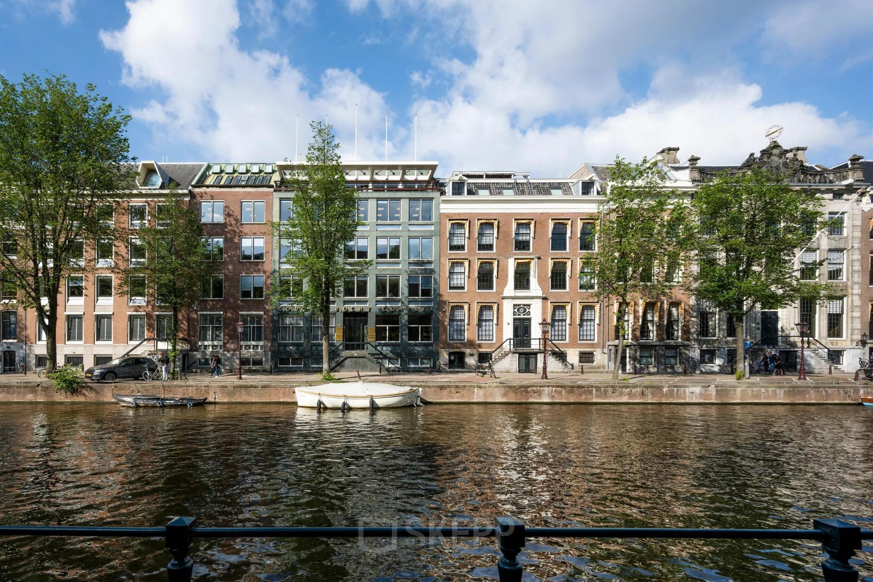 Charming view of historic buildings along Herengracht 459-469 in Amsterdam's Canal Belt, ideal for an office space rental with picturesque surroundings.