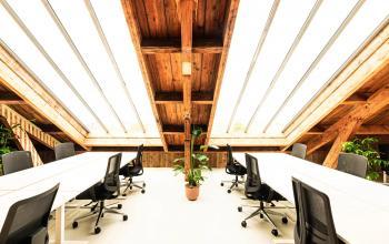 Bright, furnished office space with wooden beams and skylights at Keizersgracht 264, ideal for workspace rental in the Amsterdam Canal Belt.