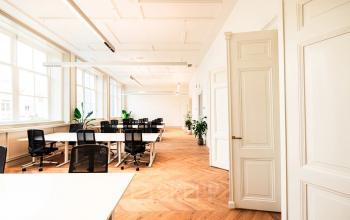 Spacious office to rent at Keizersgracht 264, Amsterdam Canal Belt, featuring a bright interior with modern workstations and natural light, ideal for office space rental.