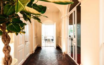 Bright office entrance at Keizersgracht 264 in Amsterdam Canal Belt with elegant decor, leading to a workspace. Perfect for those seeking office space rental.