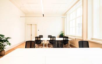 Bright office space rental at Keizersgracht 264, in the Amsterdam Canal Belt, featuring modern furnishings with large windows and abundant natural light.