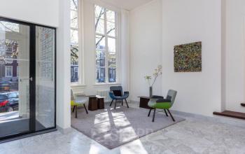 Bright waiting area with modern furniture and large windows at Keizersgracht 97-99 in Amsterdam Canal Belt, ideal for office space rental.