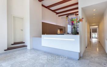 Bright reception area at office to rent on Keizersgracht 97-99, Amsterdam Canal Belt, with minimalist design and modern décor.