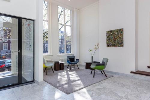 Bright waiting area with modern furniture and large windows at Keizersgracht 97-99 in Amsterdam Canal Belt, ideal for office space rental.