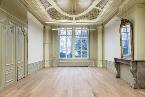 Elegant Herengracht 168 office space rental in Amsterdam Canal Belt, featuring high ceilings, large windows, and intricate moldings.