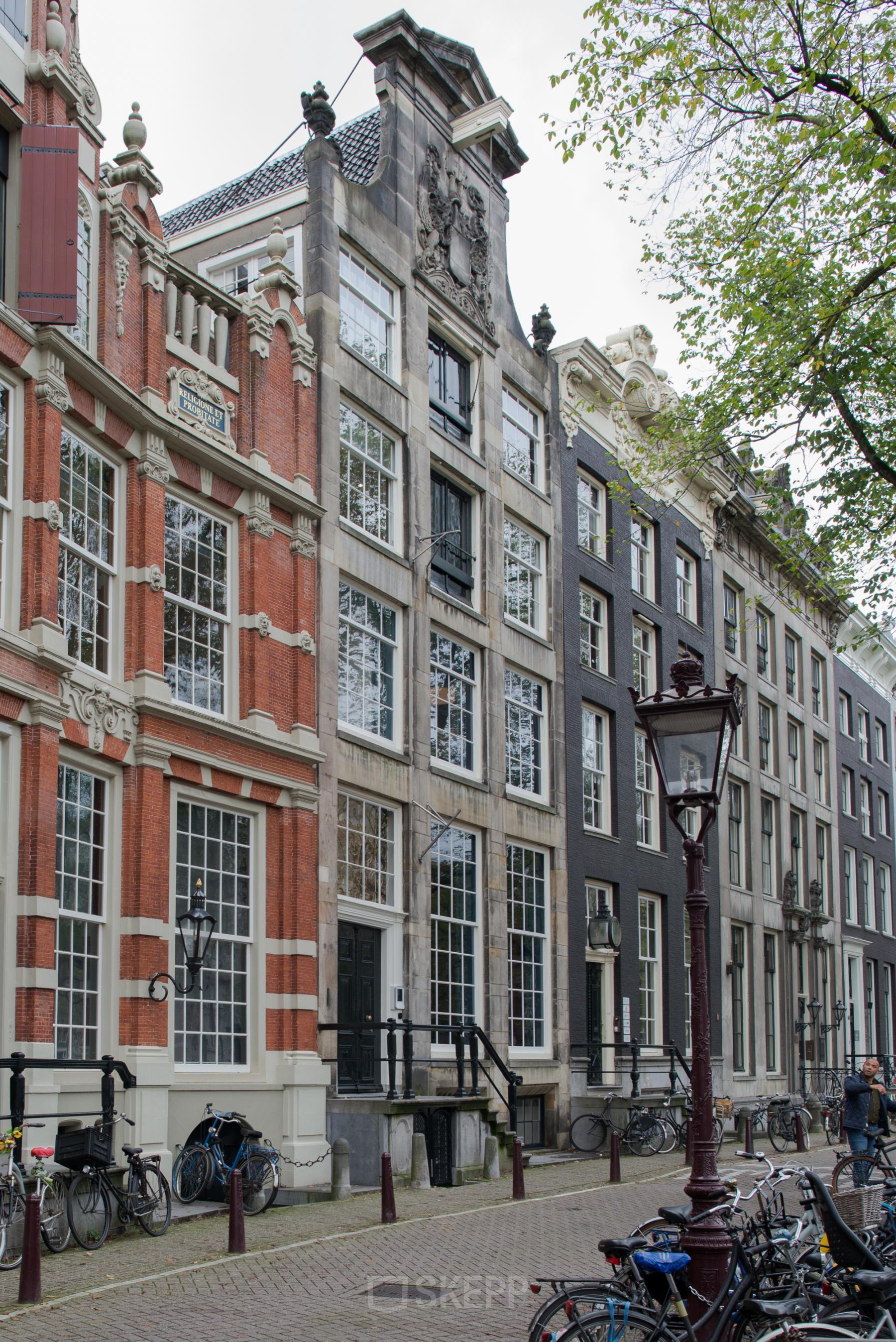 Exterior view of offices at Herengracht 168 in the Amsterdam Canal Belt, showcasing charming historical architecture suitable for office space rental.