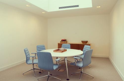 Modern, well-lit office space rental at Herengracht 124-128 in Amsterdam Canal Belt, featuring a round table with chairs and a welcoming ambiance.