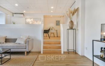 Modern office space rental at Amstel 62 featuring a cozy lounge area with stylish decor and ample lighting in Amsterdam Canal Belt.