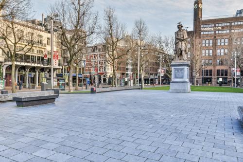 Amstel 62 office space rental in Amsterdam Canal Belt, overlooking a bustling square with historic charm.