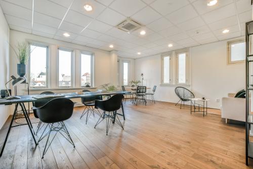 Bright and modern Amstel 62 office in Amsterdam Canal Belt with sizable windows and contemporary furniture, ideal for office space rental.