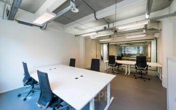 Bright office space at Van Diemenstraat 20-200 in Amsterdam Houthavens, featuring modern furnishings and ample seating for collaborative work, perfect for office space rental.
