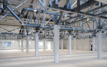 Spacious industrial-style office space at Van Diemenstraat 20-200, available for rent in Amsterdam Houthavens, featuring high ceilings and ample natural light.