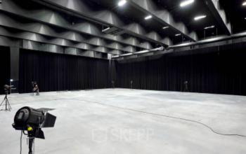 Spacious and modern workspaces of an office to rent at Archangelkade 9, Amsterdam Houthavens, featuring high ceilings and professional lighting equipment.