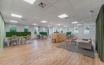 Spacious open floorplan in Amsterdam New-West with modern workspaces and natural light. Ideal for office space rental, featuring comfortable seating and collaborative areas on Koningin Wilhelminaplein 1.