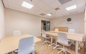 Office space rental at Koningin Wilhelminaplein 1, Amsterdam New-West. Bright room with modern desks and chairs, ideal for collaborative work.