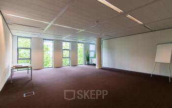 Light and spacious office rooms for rent
