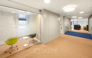 Interior office space at Postjesweg 175, Amsterdam Nieuw-West, featuring modern workstations, meeting pods with glass doors, and bright lighting for office space rental.