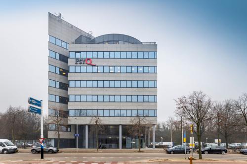 Exterior view of the office building at Overschiestraat 61 in Amsterdam Nieuw-West available for office space rental.