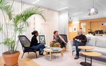 Modern office lounge area at Mt. Lincolnweg 38-40, Amsterdam North, featuring comfortable seating and a relaxed atmosphere for meetings and collaboration. Ideal for those seeking office space rental with a creative touch.