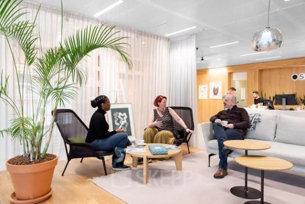Modern office lounge area at Mt. Lincolnweg 38-40, Amsterdam North, featuring comfortable seating and a relaxed atmosphere for meetings and collaboration. Ideal for those seeking office space rental with a creative touch.