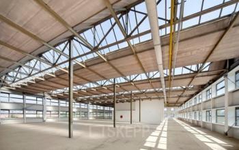 Spacious office to rent in Amsterdam North, Distelweg 78-80, featuring large windows and abundant natural light, ideal for various business activities.