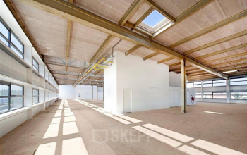 Spacious, well-lit interior office space rental at Distelweg 78-80 in Amsterdam North, featuring large windows, high ceilings, and open floorplan.