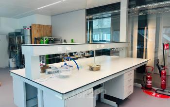 Office space available for rent at Science Park 301 in Amsterdam East. The furnished workspace features lab benches and modern equipment, ideal for scientific research.