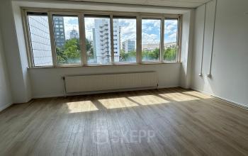 A bright, unfurnished office space with large windows at James Wattstraat 71, Amsterdam East. Ideal for office space rental with a view.