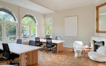 Bright office space with natural light, featuring multiple desks and comfortable seating at Emmalaan 7-9, Amsterdam Old South. Ideal for office space rental.