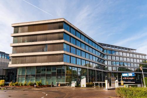 Modern office building exterior at John M. Keynesplein 4-10, Amsterdam Riekerpolder, suitable for office space rental.