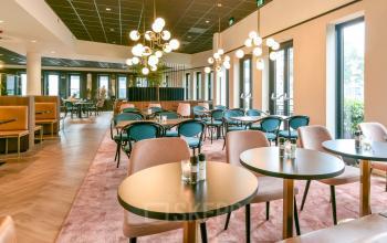 Modern office space rental with stylish furniture at Kingsfordweg 151, Amsterdam Sloterdijk, featuring engaged professionals.