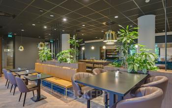 Modern office space rental at Kingsfordweg 151, Amsterdam Sloterdijk with stylish interior, lounge area and vibrant plant decorations.
