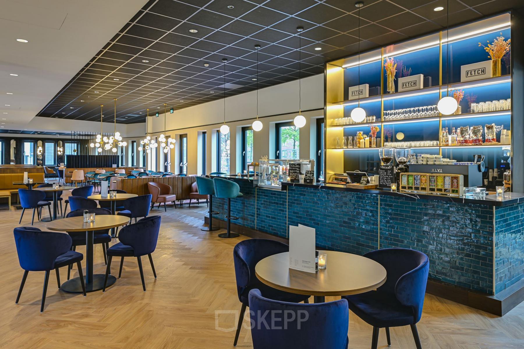 Modern lounge area in the office space rental at Kingsfordweg 151, Amsterdam Sloterdijk, featuring contemporary seating and a stylish bar area.