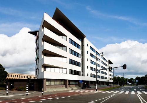 Exterior view of the modern office building at Radarweg 501, Amsterdam Sloterdijk, available for office space rental.