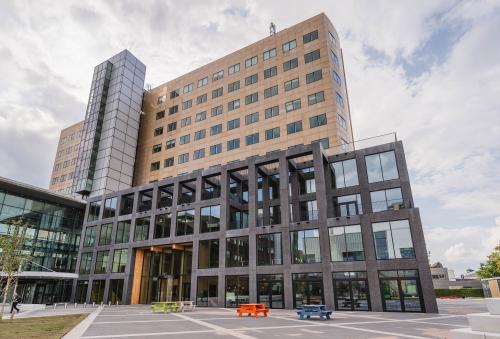 Modern office building at Basisweg 32, Amsterdam Sloterdijk with contemporary design elements, offering office space rental in a dynamic business environment.